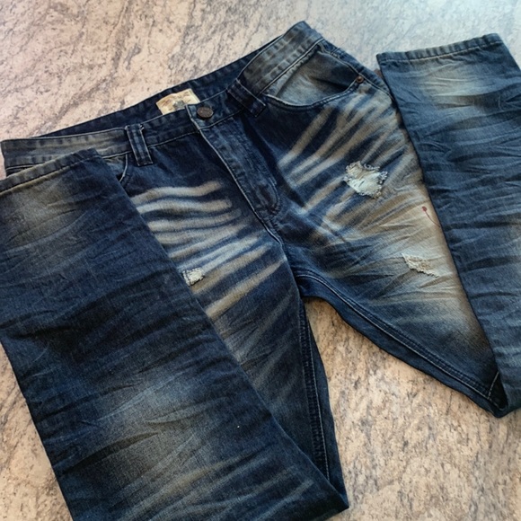 Distressed jeans - Picture 10 of 13